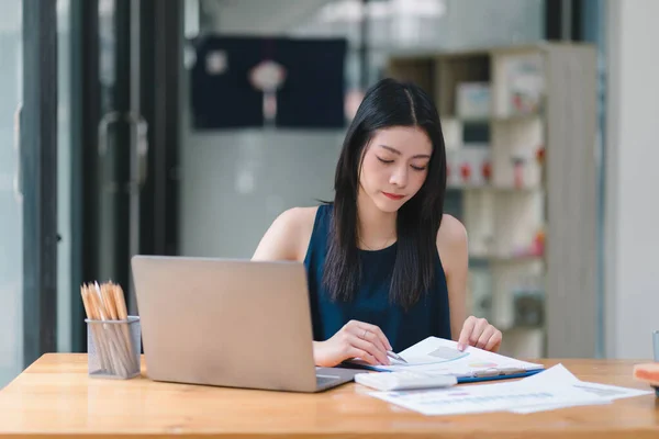 Professionele Millennial Accountant Vrouw Casuals Werken Aan Financiële Analyse Documenten — Stockfoto