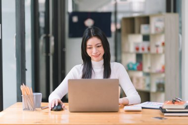 Bir iş kadını veya muhasebeci, mali yatırımlar, bir mali belge veri grafiğindeki iş ve pazarlama büyümesini analiz etmek için hesap makinesi kullanıyor