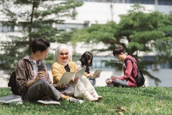 Grupo Multiétnico Estudantes Universitários Asiáticos Visto Estudando Juntos Enquanto Está — Fotografia de Stock