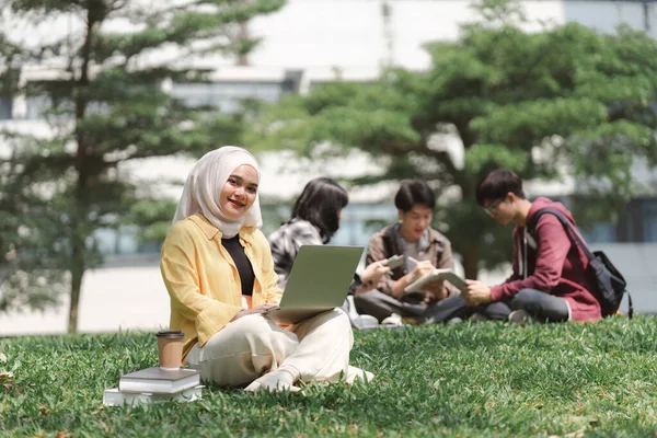Retrato Uma Estudante Universitária Muçulmana Com Seus Amigos Fundo Fora — Fotografia de Stock