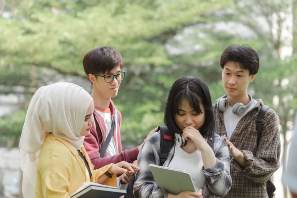 Amigo Está Confortando Jovem Estudante Universitário Asiático Triste Que Falhou — Fotografia de Stock