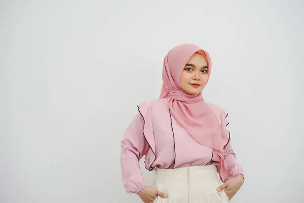 Portriat Una Giovane Donna Musulmana Hijab Rosa Sfondo Bianco — Foto Stock