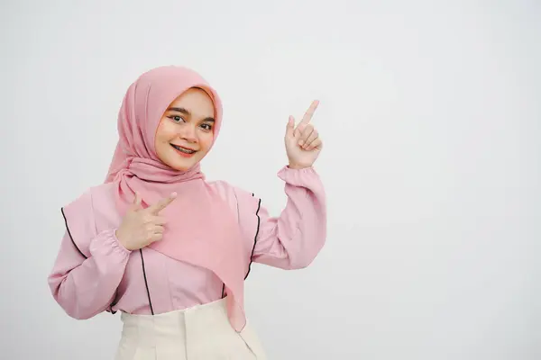 Studio Portrait Beautiful Young Muslim Woman Pink Hijab Smiling Camera — Stock Photo, Image