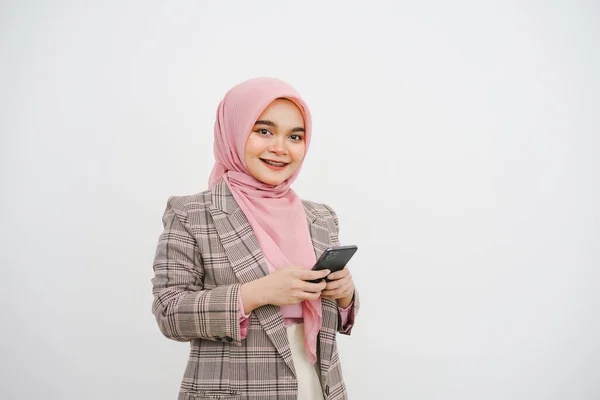 Retrato Una Joven Empresaria Musulmana Hiyab Rosa Leyendo Mensaje Teléfono — Foto de Stock