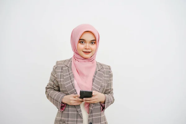 Ritratto Una Giovane Donna Affari Musulmana Hijab Rosa Che Legge — Foto Stock