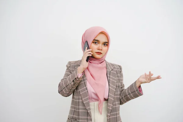 白い背景に隔離された携帯電話で話す若いイスラム教徒の実業家ピンクヒジャブの肖像画 — ストック写真