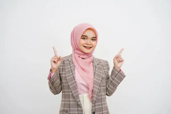 Studio Πορτρέτο Της Όμορφης Νεαρή Μουσουλμάνα Επιχειρηματίας Ροζ Μαντίλα Χαμογελώντας — Φωτογραφία Αρχείου