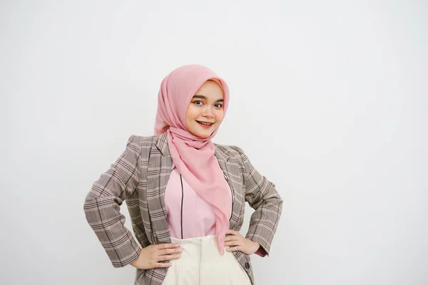 Estudio Retrato Hermosa Joven Musulmana Mujer Negocios Rosa Hijab Sonriendo — Foto de Stock