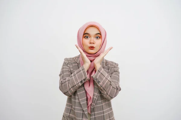 Imagen Joven Empresaria Musulmana Emocionada Hiyab Rosa Pie Aislada Sobre — Foto de Stock
