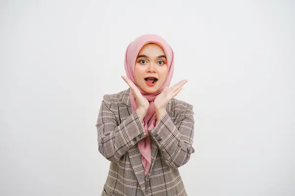 Obraz Podekscytowany Młody Muzułmanin Businesswoman Różowy Hidżab Stojący Odizolowany Białym — Zdjęcie stockowe