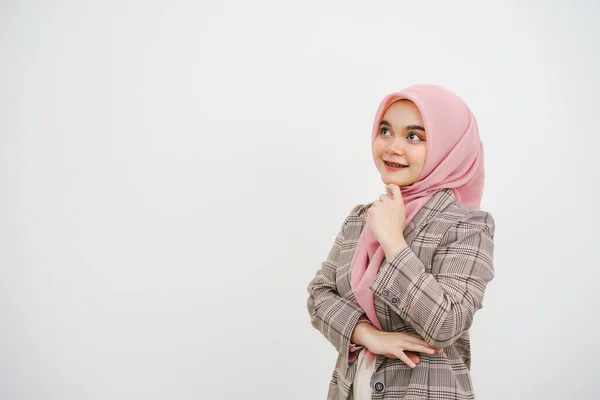 Portrét Krásné Mladé Muslimské Podnikatelky Růžové Hidžáb Hledá Prázdný Prostor — Stock fotografie