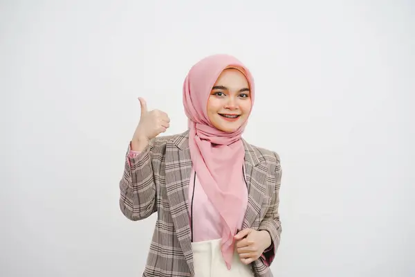 Retrato Una Hermosa Joven Empresaria Musulmana Pulgares Hiyab Rosa Sobre — Foto de Stock