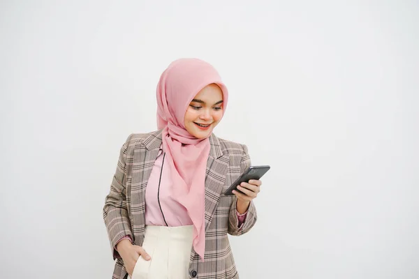Портрет Молодой Мусульманки Предпринимательницы Розового Хиджаба Читающей Сообщение Мобильном Телефоне — стоковое фото