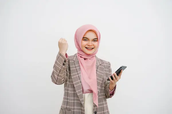 Retrato Una Feliz Hermosa Joven Empresaria Musulmana Hiyab Rosa Celebrando — Foto de Stock