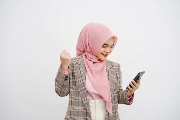 Retrato Una Feliz Hermosa Joven Empresaria Musulmana Hiyab Rosa Celebrando — Foto de Stock