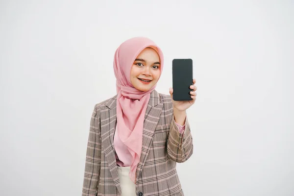 漂亮的年轻穆斯林女商人粉红头巾的肖像显示了在白色背景下隔离的手机 可用于智能手机广告的概念 — 图库照片