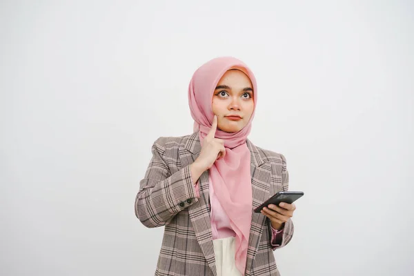 Genç Müslüman Bir Kadınının Portresi Pembe Başörtüsü Beyaz Arka Planda — Stok fotoğraf