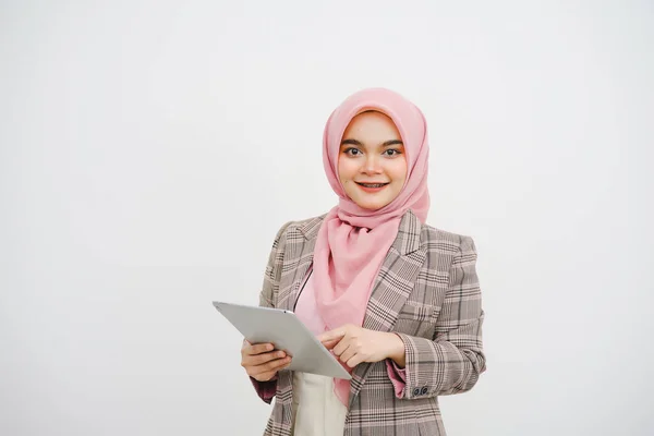 Retrato Estudio Hermosa Joven Musulmana Hijab Rosa Sonriendo Cámara Señalando —  Fotos de Stock