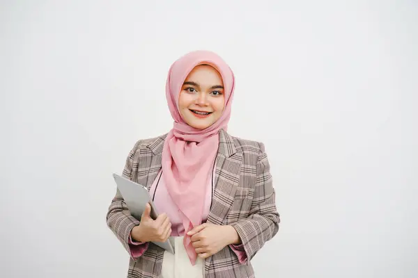 Студійний Портрет Красивої Молодої Мусульманки Рожевий Хіджаб Посміхається Камеру Тримає — стокове фото