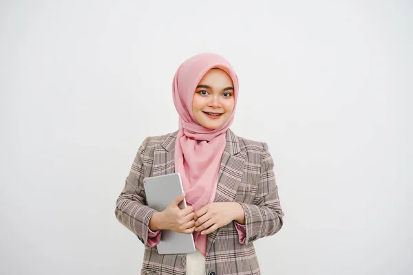 Kameraya Gülümseyen Beyaz Arkaplanda Dijital Tablet Tutan Güzel Müslüman Kadının — Stok fotoğraf