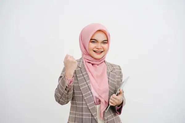 一个快乐美丽的年轻的穆斯林女商人的画像被举起双臂庆祝成功 拳头紧紧握着 白色背景 — 图库照片