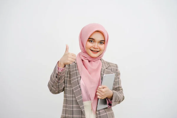Портрет Счастливой Молодой Мусульманки Предпринимательницы Розового Хиджаба Празднующей Успех Поднятыми — стоковое фото
