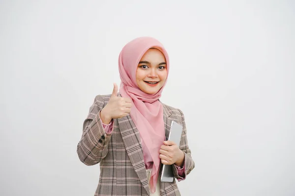 Πορτρέτο Ενός Χαρούμενου Όμορφη Νεαρή Μουσουλμάνα Επιχειρηματίας Ροζ Μαντίλα Γιορτάζει — Φωτογραφία Αρχείου