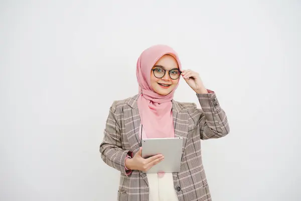 Muotokuva Onnellinen Kaunis Nuori Muslimi Liikenainen Vaaleanpunainen Hijab Yrityksen Työntekijä — kuvapankkivalokuva