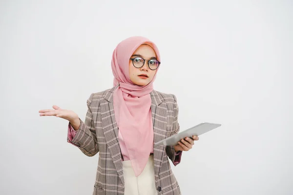 Mutlu Genç Güzel Müslüman Bir Kadınının Portresi Pembe Tesettür Gözlüklü — Stok fotoğraf