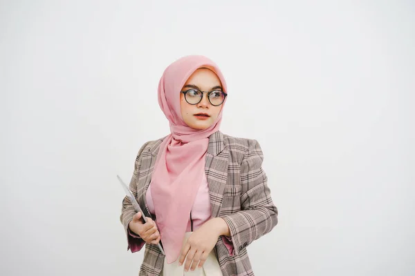 幸せな美しい若いイスラム教徒の実業家ピンクヒジャブの肖像画 メガネの会社の労働者 笑顔とホールドデジタルタブレット 白い背景の上に立って — ストック写真