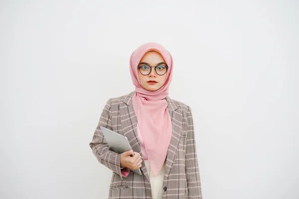 Güzel Genç Müslüman Kadını Pembe Başörtüsü Gözlüklü Şirket Çalışanı Gülümseyen — Stok fotoğraf