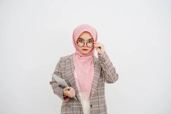 Красивая Молодая Мусульманка Бизнесмен Розовый Хиджаб Работник Компании Очках Улыбаясь — стоковое фото