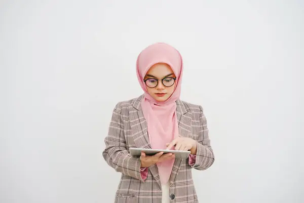 Schöne Junge Muslimische Geschäftsfrau Rosa Hijab Firmenangestellte Mit Brille Lächelnd — Stockfoto
