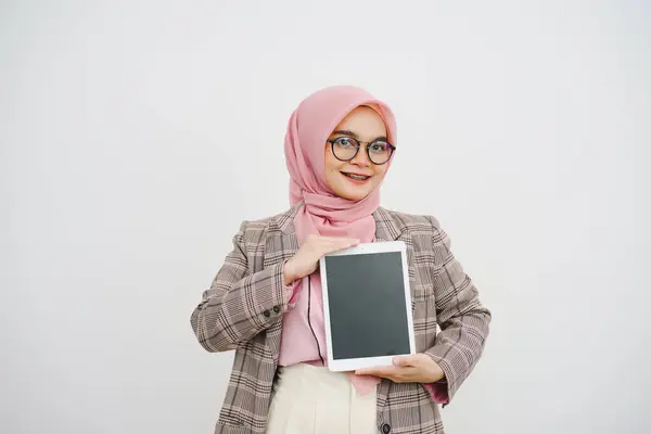 Портрет Красивої Молодої Мусульманської Бізнес Леді Рожевий Хіджаб Вказує Показує — стокове фото