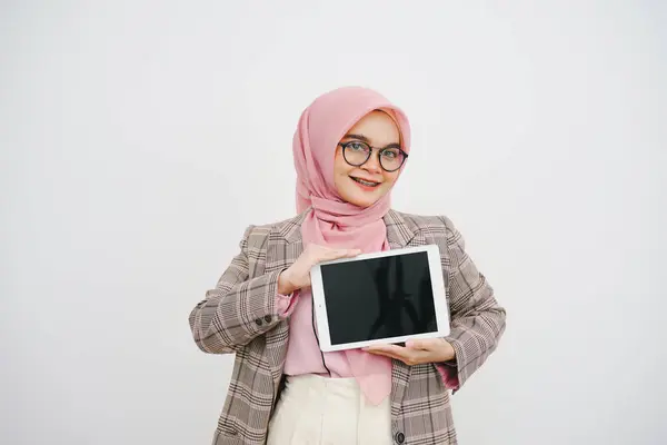 Güzel Genç Müslüman Kadını Portresi Beyaz Arka Plandaki Dijital Tableti — Stok fotoğraf