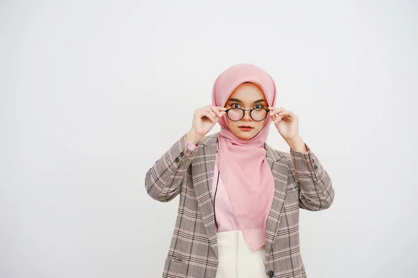 Estudio Retrato Hermosa Joven Musulmana Mujer Negocios Rosa Hijab Sonriendo —  Fotos de Stock