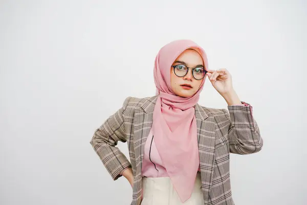 Güzel Genç Müslüman Kadını Pembe Tesettür Gözlüklü Poz Veren Beyaz — Stok fotoğraf