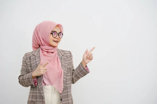 美しい若いイスラム教徒のビジネスマンのピンクのヒジャブのスタジオ肖像画は 白い背景の上にカメラをポーズし 見ています — ストック写真