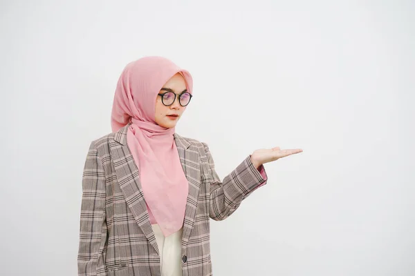 Студийный Портрет Красивой Молодой Мусульманки Предпринимательницы Розовый Хиджаб Очках Позирует — стоковое фото