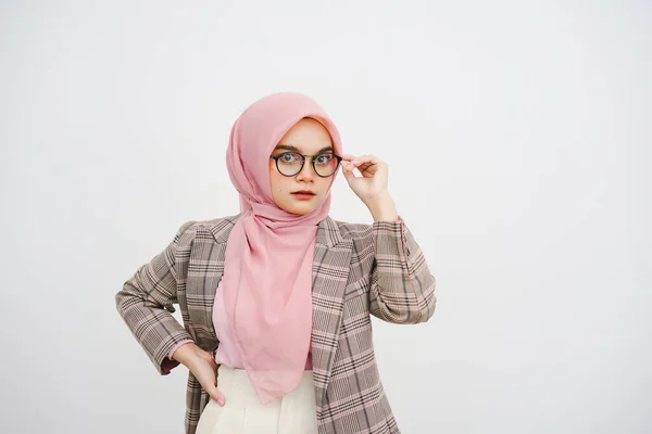 Retrato Estudio Joven Mujer Negocios Musulmana Hermosa Hijab Rosa Gafas — Foto de Stock