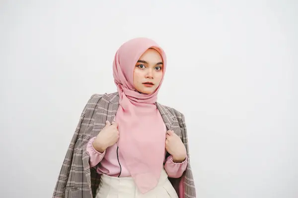 美しい若いイスラム教徒のビジネスマンのスタジオの肖像画 白い背景のカメラで微笑むピンクのヒジャブ — ストック写真