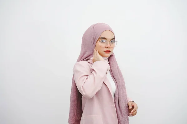Studio Πορτρέτο Του Όμορφη Νεαρή Muslim Επιχειρηματίας Ροζ Μαντίλα Γυαλιά — Φωτογραφία Αρχείου