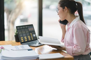 Danışman finansal iş analizi kadın analiz ekibi veri tablolarını, grafikleri ve dizüstü bilgisayardaki gösterge panelini inceliyor. Veri analiz kavramı.