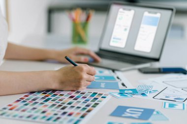 UI UX ile mobil yanıt veren uygulama geliştirme için yaratıcı ux tasarımcı ekranları tasarlıyor. Akıllı telefon ekranında kablo çizim tasarımı modellemesi geliştiriliyor