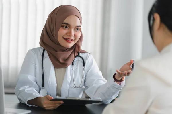 Jonge Moslim Vrouwelijke Arts Bruine Hijab Hoofddoek Hebben Afspraak Consulting Stockfoto