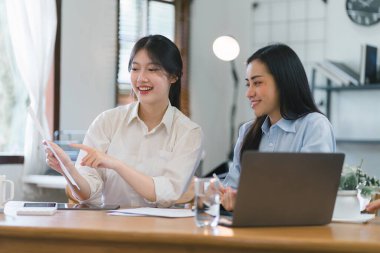 İki bin yıllık Asyalı kadın girişimci mali raporlar üzerinde birlikte çalışıyor.