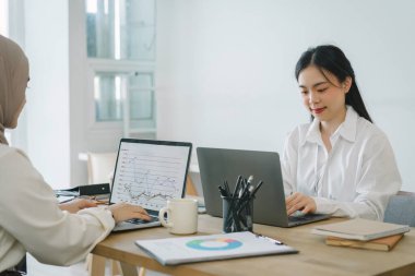 Vergi denetimleri veya mali beyannameler için mali raporlarla birlikte çalışan iki farklı işadamı