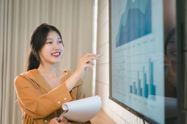 Finansal verileri pazarlama büyüme raporu grafiğiyle tartışan ve analiz eden kadın iş adamları. Sunumlar, beyin fırtınası ve şirketin karlılığını artırmak için strateji planlaması.