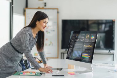 Veri iş analizi ve Veri Yönetimi Sistemi toplantı odasında veri görselleme paneli kullanan profesyonel veri analisti