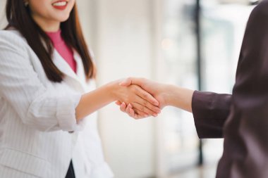 Yatırım ortaklığı harika bir toplantıdan sonra başarılı bir şekilde el sıkışıyor. İş ortaklığı tokalaşma kavramı.